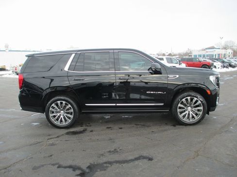 Used 2021 GMC Yukon Denali w/ Denali Premium Package image 3