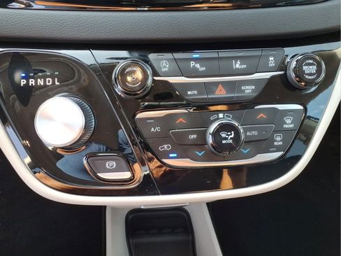 Used 2023 Chrysler Pacifica Touring-L FWD image 10