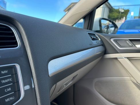 Used 2015 Volkswagen e-Golf SEL Premium image 34