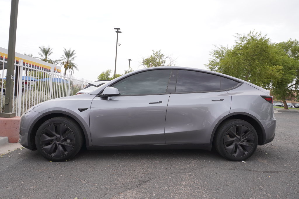 Used 2024 Tesla Model Y Long Range AWD/4WD image 2