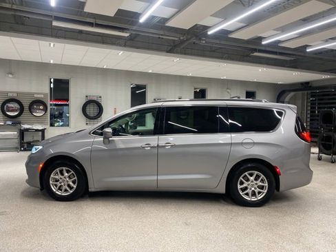 Used 2021 Chrysler Pacifica Touring-L image 12