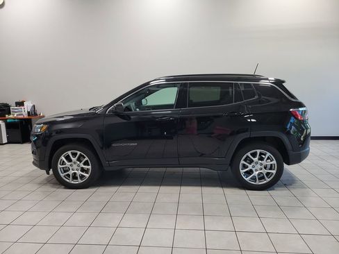 Used 2024 Jeep Compass Latitude AWD/4WD image 8