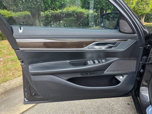 Used 2019 BMW 740i xDrive AWD/4WD image 10