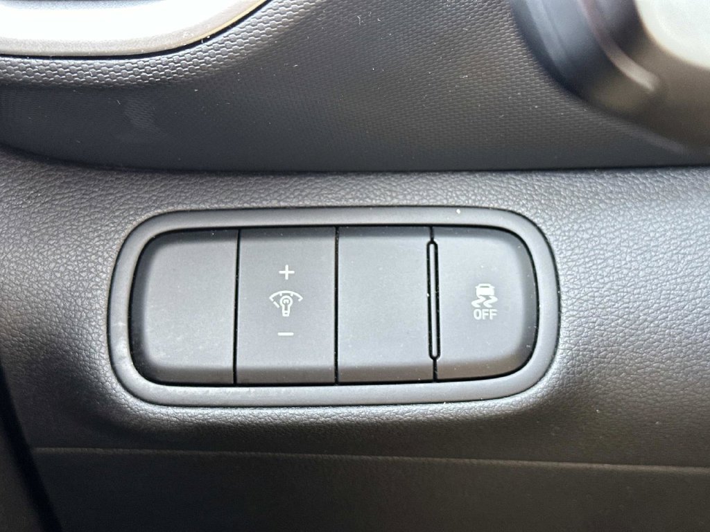 Used 2025 Hyundai Venue SEL FWD image 26