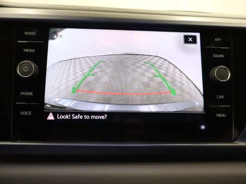 Used 2023 Volkswagen Taos SE w/ Panoramic Sunroof Package image 10