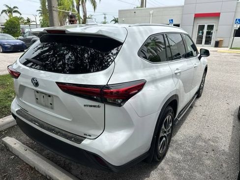 Used 2022 Toyota Highlander XLE AWD/4WD image 10