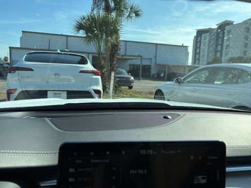 Used 2025 Genesis G70 2.5T image 20