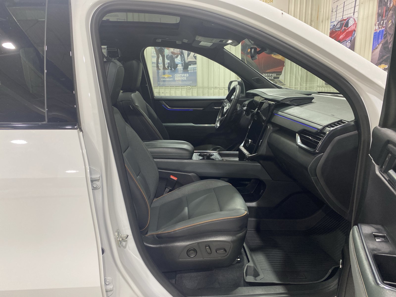 Used 2024 GMC Acadia AT4 w/ Luxury Package AWD/4WD image 14