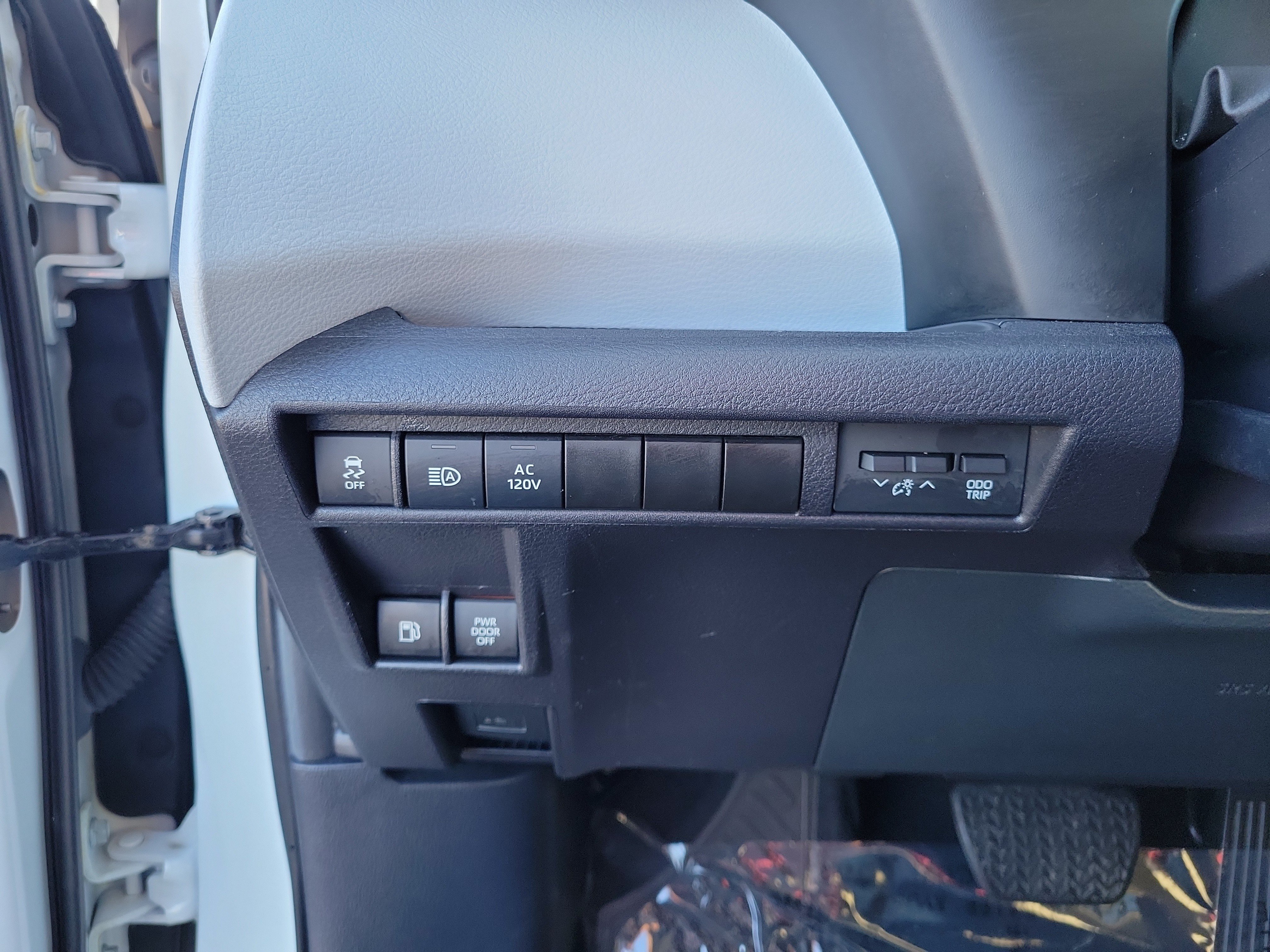 Used 2025 Toyota Sienna XLE w/ XLE Plus Package FWD image 21