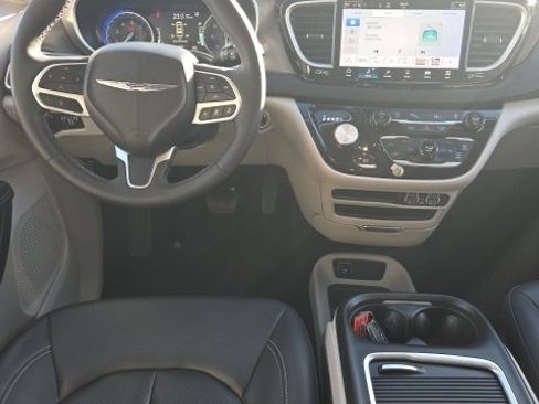 Used 2024 Chrysler Pacifica Touring-L image 21
