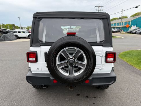 Used 2018 Jeep Wrangler Unlimited Sahara AWD/4WD image 9