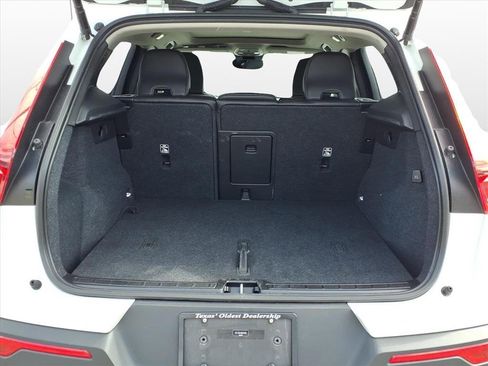 Used 2024 Volvo XC40 B5 Plus w/ Climate Package image 10