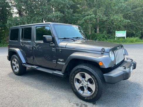 Used 2017 Jeep Wrangler Unlimited Sahara w/ Connectivity Group AWD/4WD image 3