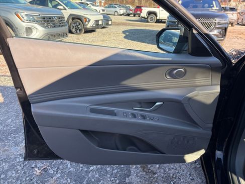 Used 2025 Hyundai Elantra SEL image 20
