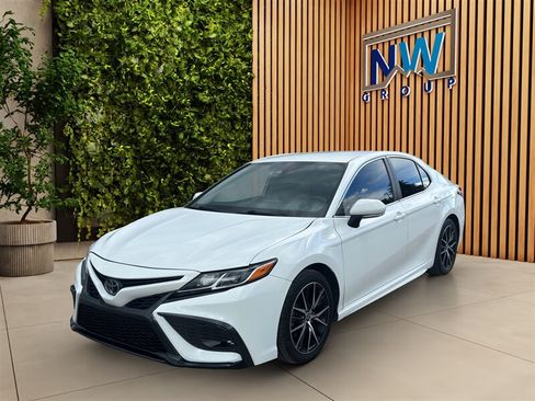 Used 2021 Toyota Camry SE w/ Cold Weather Package AWD/4WD image 3