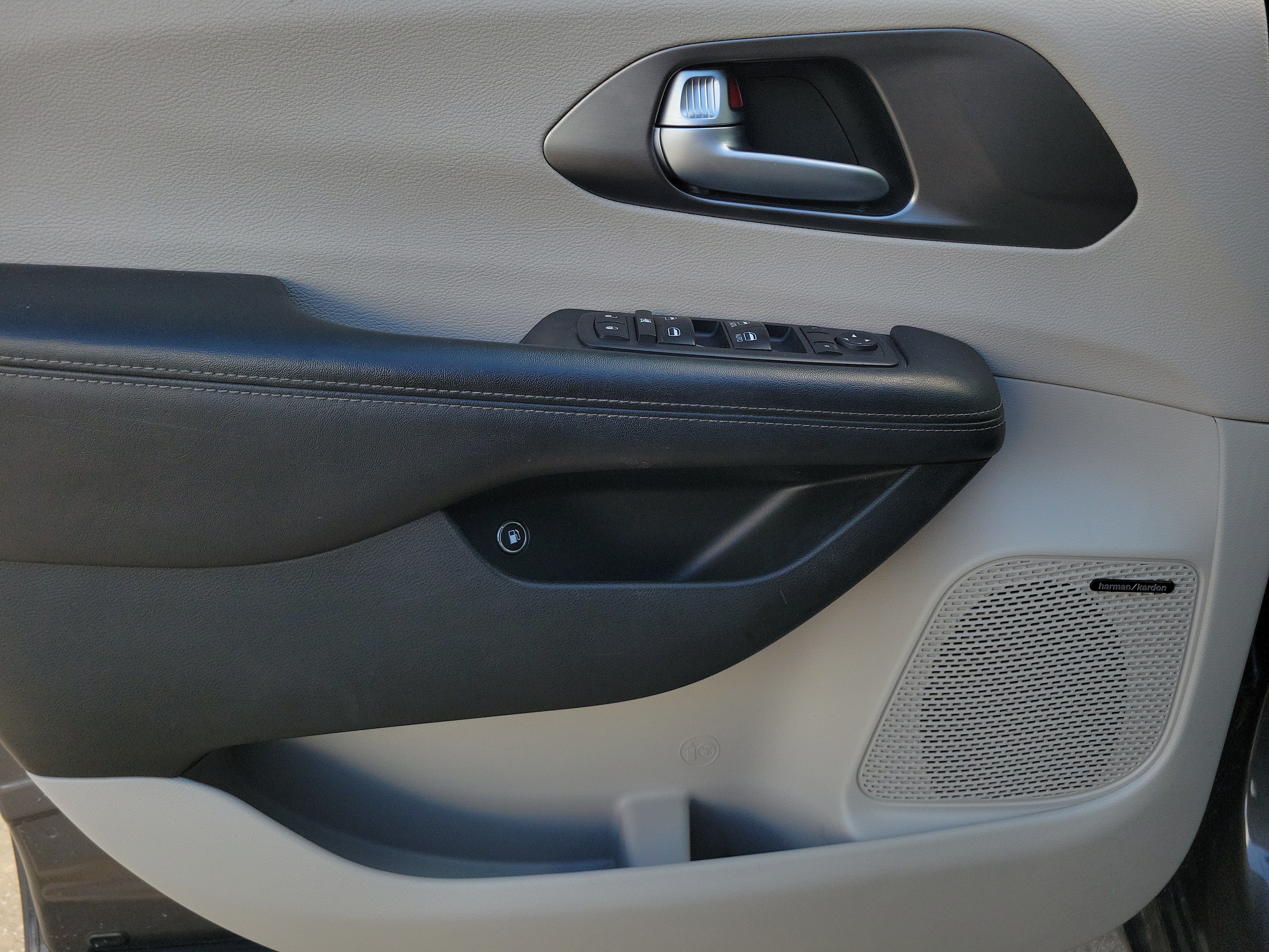 Used 2018 Chrysler Pacifica Limited w/ Advanced Safetytec Group FWD image 21