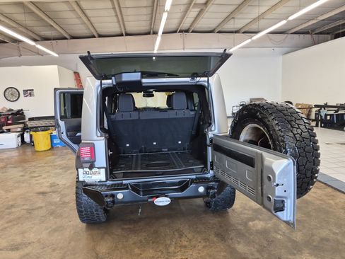 Used 2015 Jeep Wrangler Unlimited Rubicon w/ Connectivity Group AWD/4WD image 15