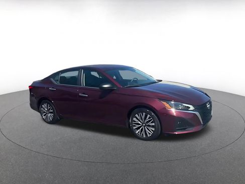 Used 2025 Nissan Altima 2.5 SV image 2