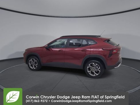 Used 2025 Chevrolet Trax LT w/ LT Convenience Package FWD image 9
