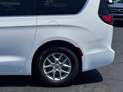 Used 2025 Chrysler Pacifica Select FWD image 37