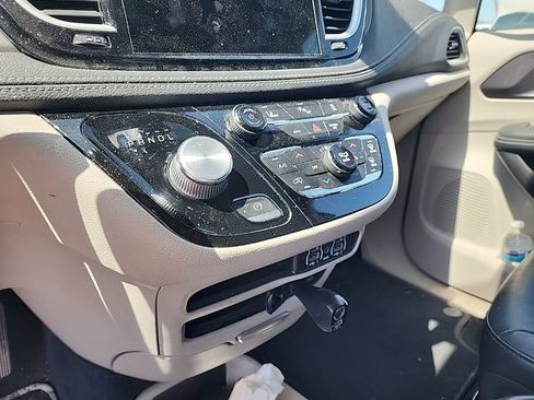 Used 2022 Chrysler Pacifica Touring-L FWD image 25