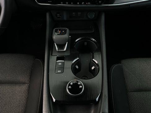 Used 2025 Nissan Rogue SV image 14