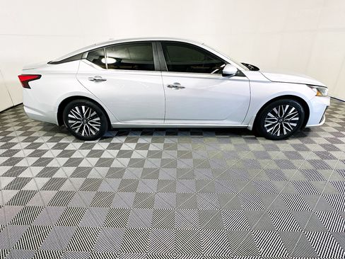 Used 2023 Nissan Altima 2.5 SV FWD image 2