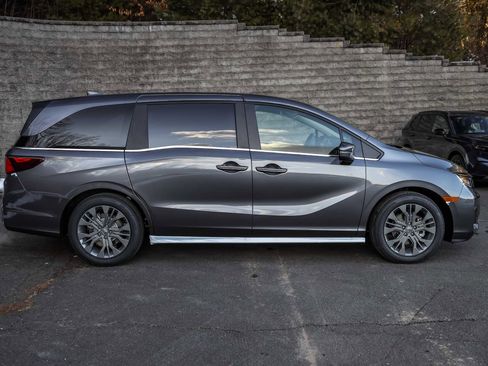 New 2026 Honda Odyssey Touring image 3