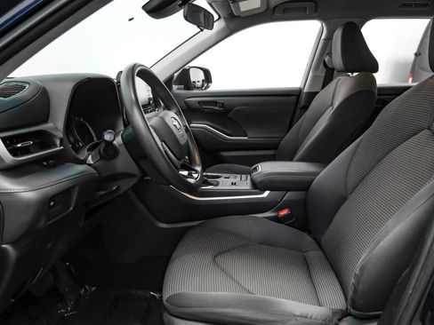 Used 2020 Toyota Highlander L FWD image 31
