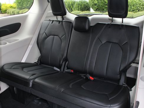 Used 2024 Chrysler Pacifica Select image 43