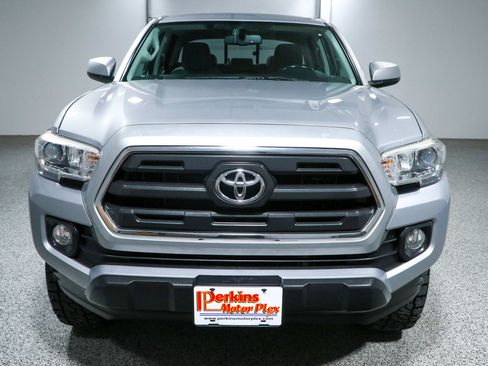 Used 2017 Toyota Tacoma SR5 AWD/4WD image 4