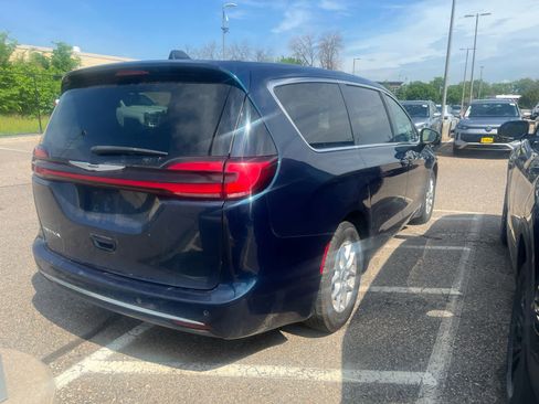 Used 2023 Chrysler Pacifica Touring-L FWD image 3