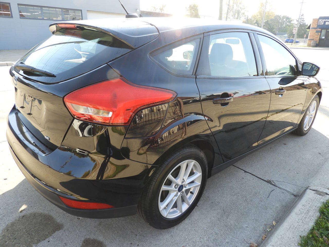 Used 2018 Ford Focus SE w/ Cold Weather Package FWD image 8