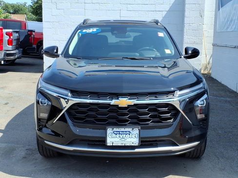 Used 2026 Chevrolet Trax LT w/ LT Convenience Package FWD image 2