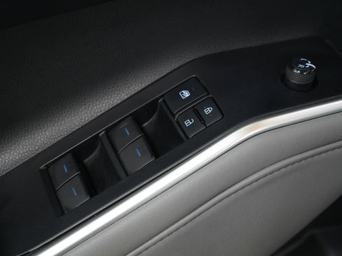Used 2021 Toyota Highlander XLE FWD image 23