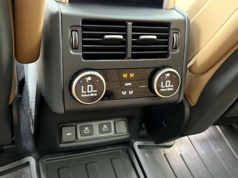 New 2025 Land Rover Discovery Dynamic SE image 36