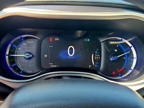 Used 2018 Chrysler Pacifica Touring Plus image 26