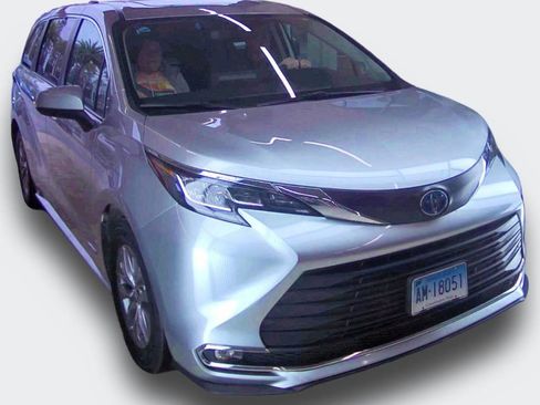 Used 2021 Toyota Sienna XLE w/ XLE Plus Package AWD/4WD image 2