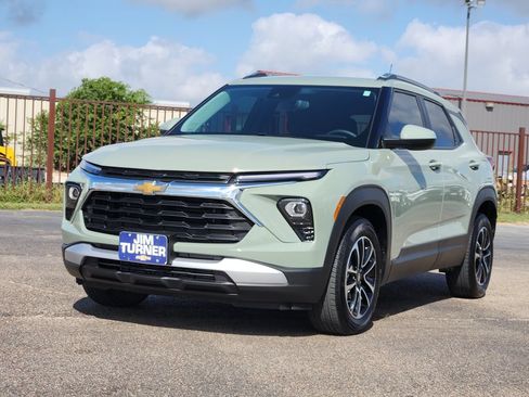 Used 2025 Chevrolet TrailBlazer LT w/ LT Cold Weather Package FWD image 3