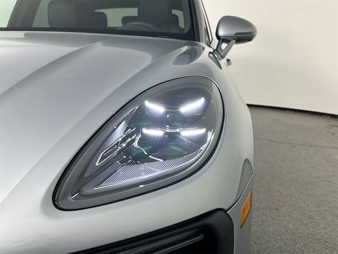 Certified 2025 Porsche Macan image 15