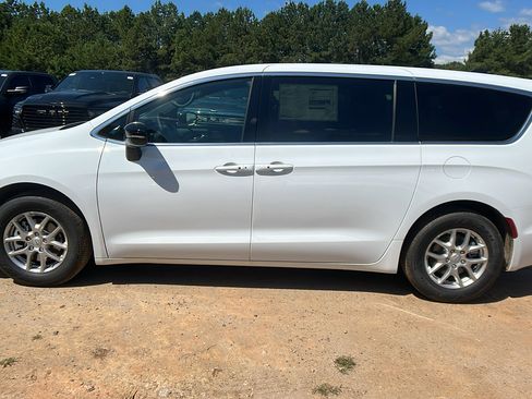 New 2026 Chrysler Voyager LX image 11