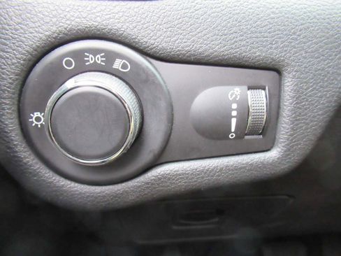 Used 2017 Jeep Cherokee Sport w/ Cold Weather Group image 28