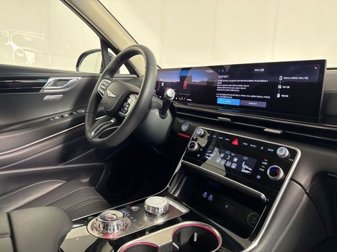 Used 2025 Genesis GV80 2.5T Standard AWD/4WD image 9