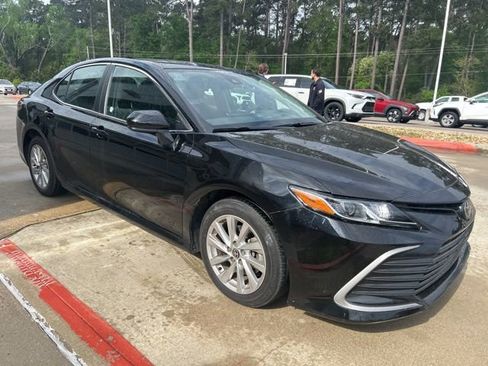 Used 2023 Toyota Camry LE image 2