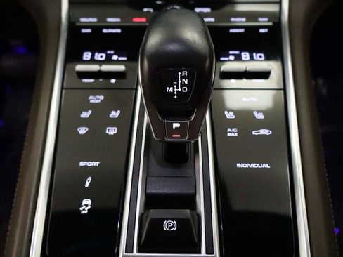 Used 2019 Porsche Panamera image 9