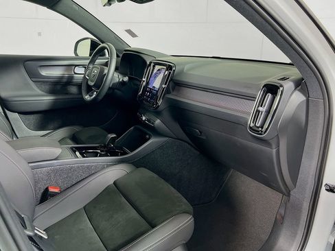 Used 2022 Volvo XC40 P8 Recharge Ultimate image 30