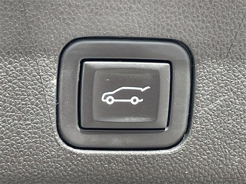 Used 2023 Chevrolet Suburban Premier image 32