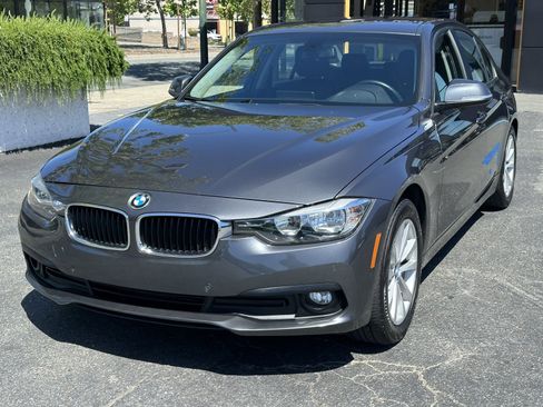 Used 2017 BMW 320i Sedan RWD image 2