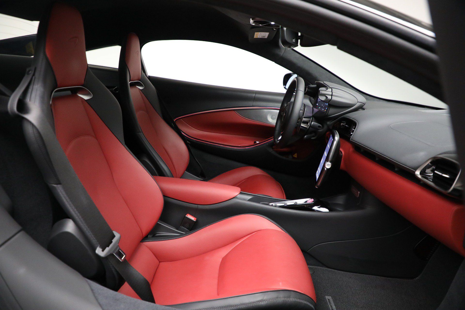 Used 2024 McLaren Artura RWD image 25