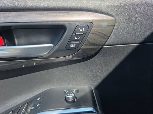 Used 2025 Toyota Highlander Platinum AWD/4WD image 31